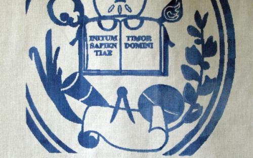 La imagen esta mal utilizada, no se respeto la Identidad Institucional aprobada en Consejo Universitario